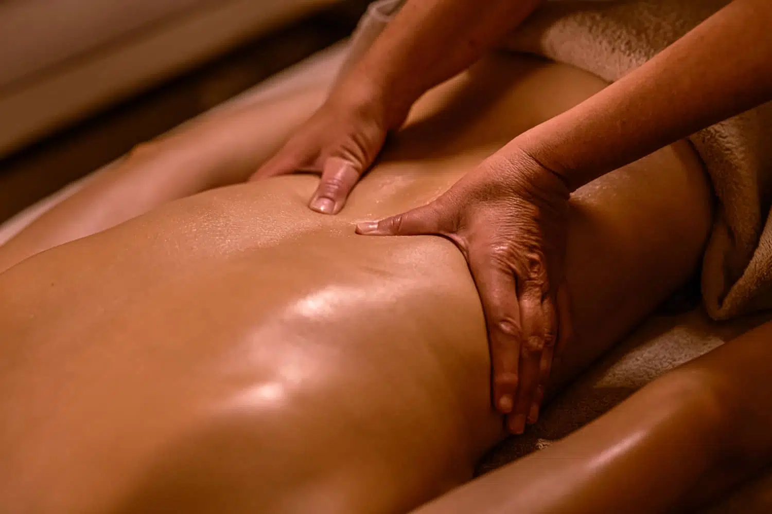massages accessoires,massage aux pochons,massage aux pierres chaudes,massage à la bougie,massage aux bambous,massage aux pierres semi-précieuses